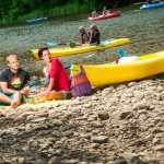 grupo de amigos disfrutando del rio sella en canoa